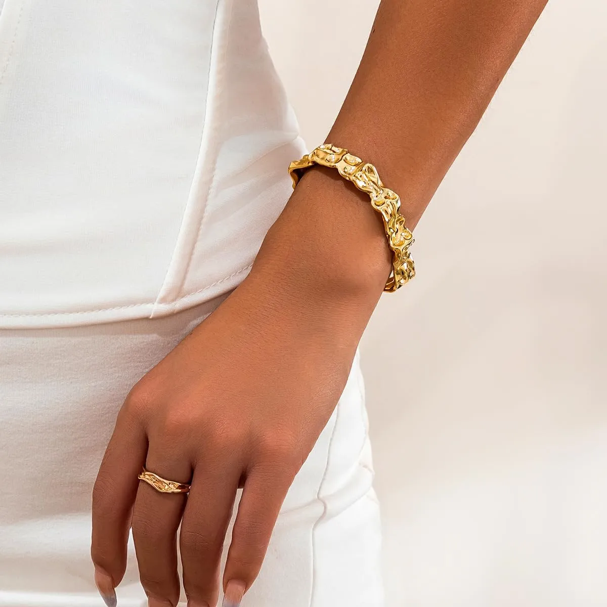 New Gold/Silver Cuff Bangle Bracelets for Women 18K Gold Plated Chunky Open Cuff Bangle Bracelets Hammered Textured Cuff Bracelet Minimalist Thick Gold Wrist Cuff Bracelets Jewelry for Women Teen Girls